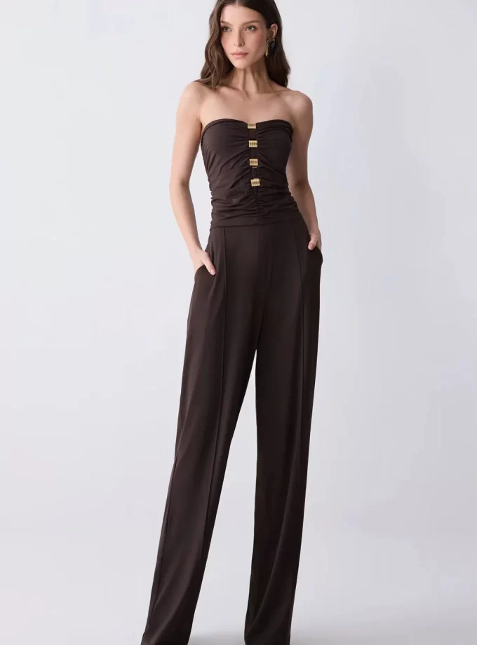 MACACÃO COM ACESSORIOS DOURADOS NO COLO