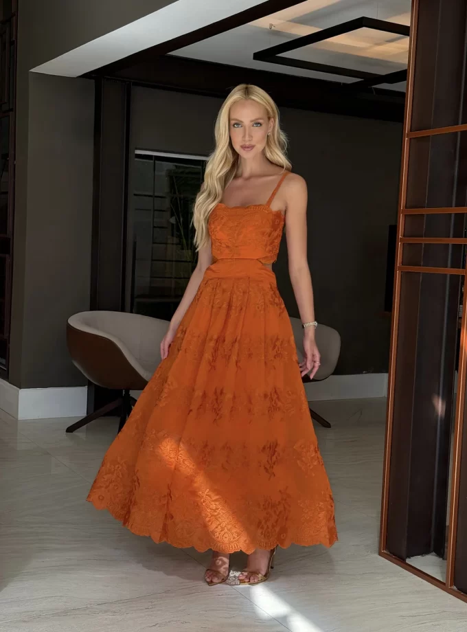 VESTIDO BORDADO COM RECORTE NAS LATERAIS