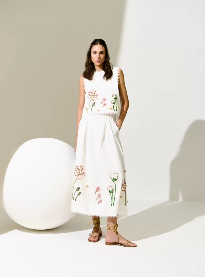 TOP COM FLORES BORDADAS