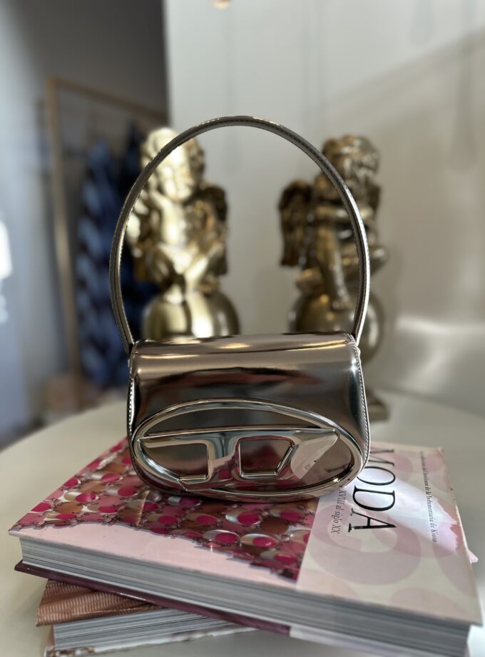 BOLSA TRANSVERSAL COM SUPERFICIE EXTERIOR DE COURO