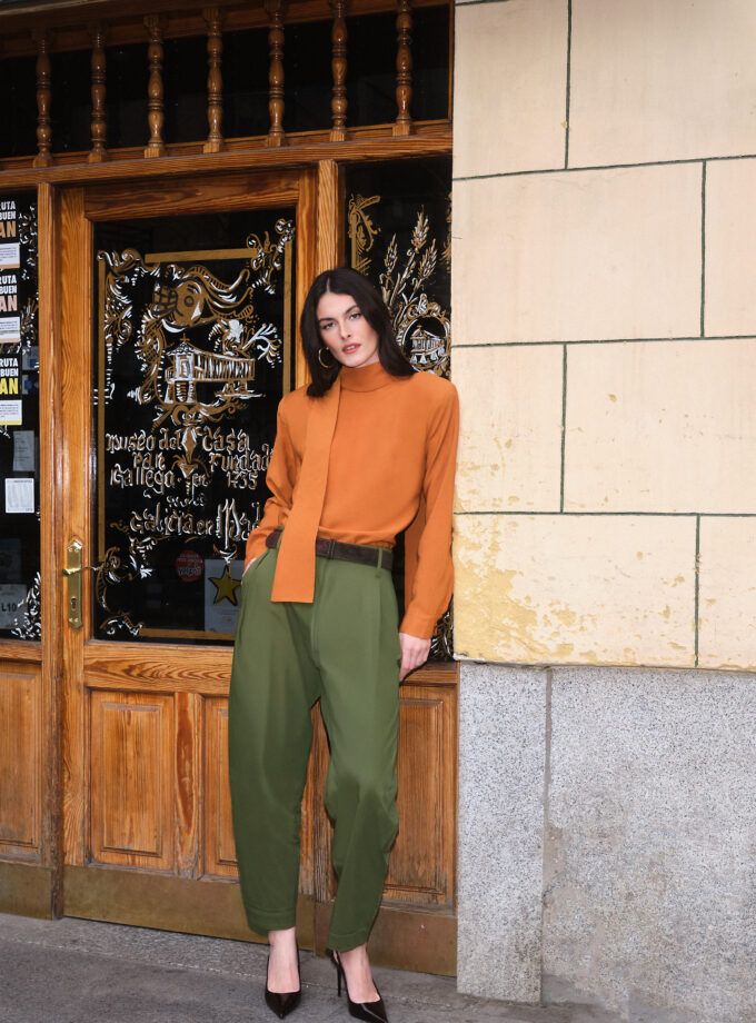 CALÇA CENOURA COM PREGAS