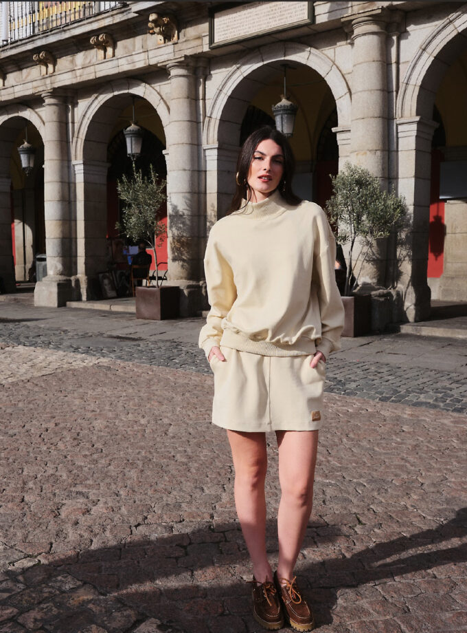 CONJUNTO MALHA BLUSA GOLA ALTA E SAIA