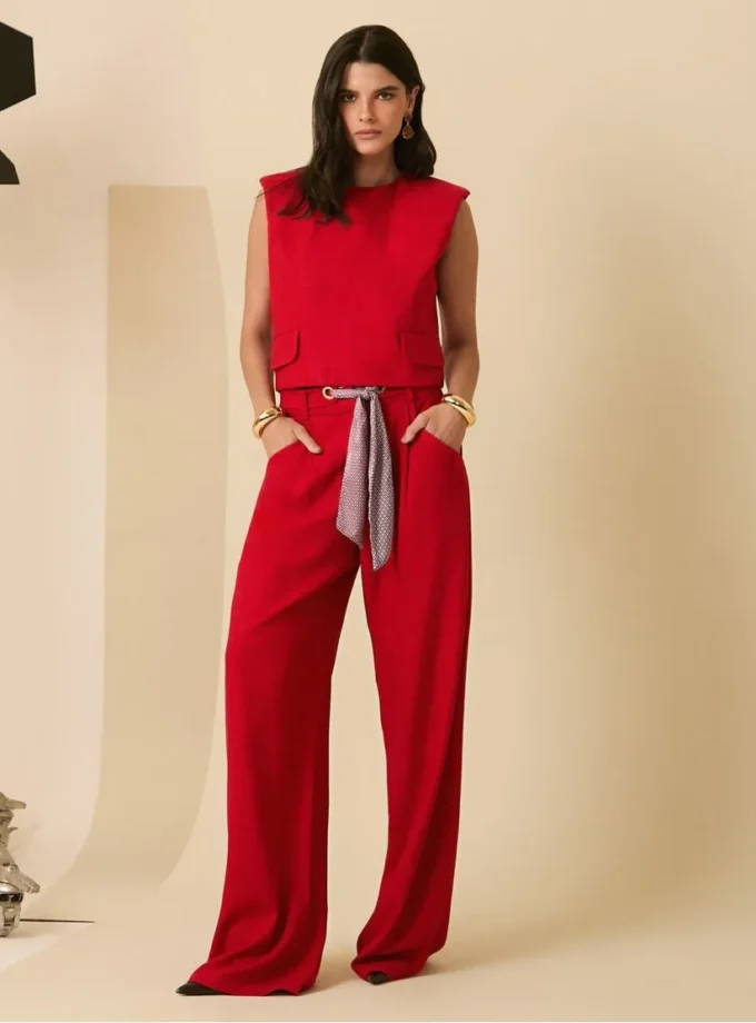 CONJUNTO BLUSA OMBREIRA E CALÇA RETA ILHOS