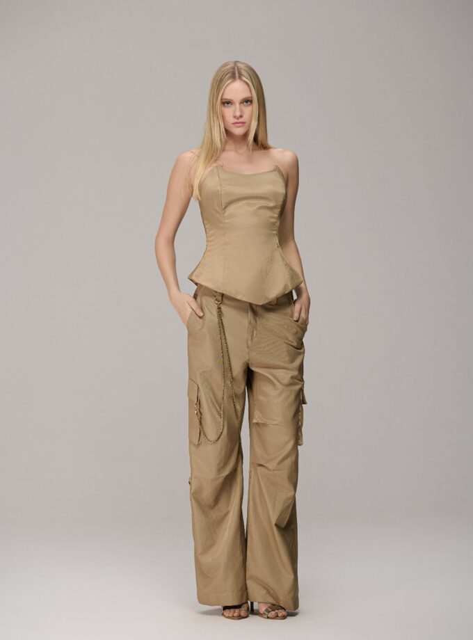 CALÇA CARGO COM BOLSOS E CORRENTES LATERAIS CINTO LARGO