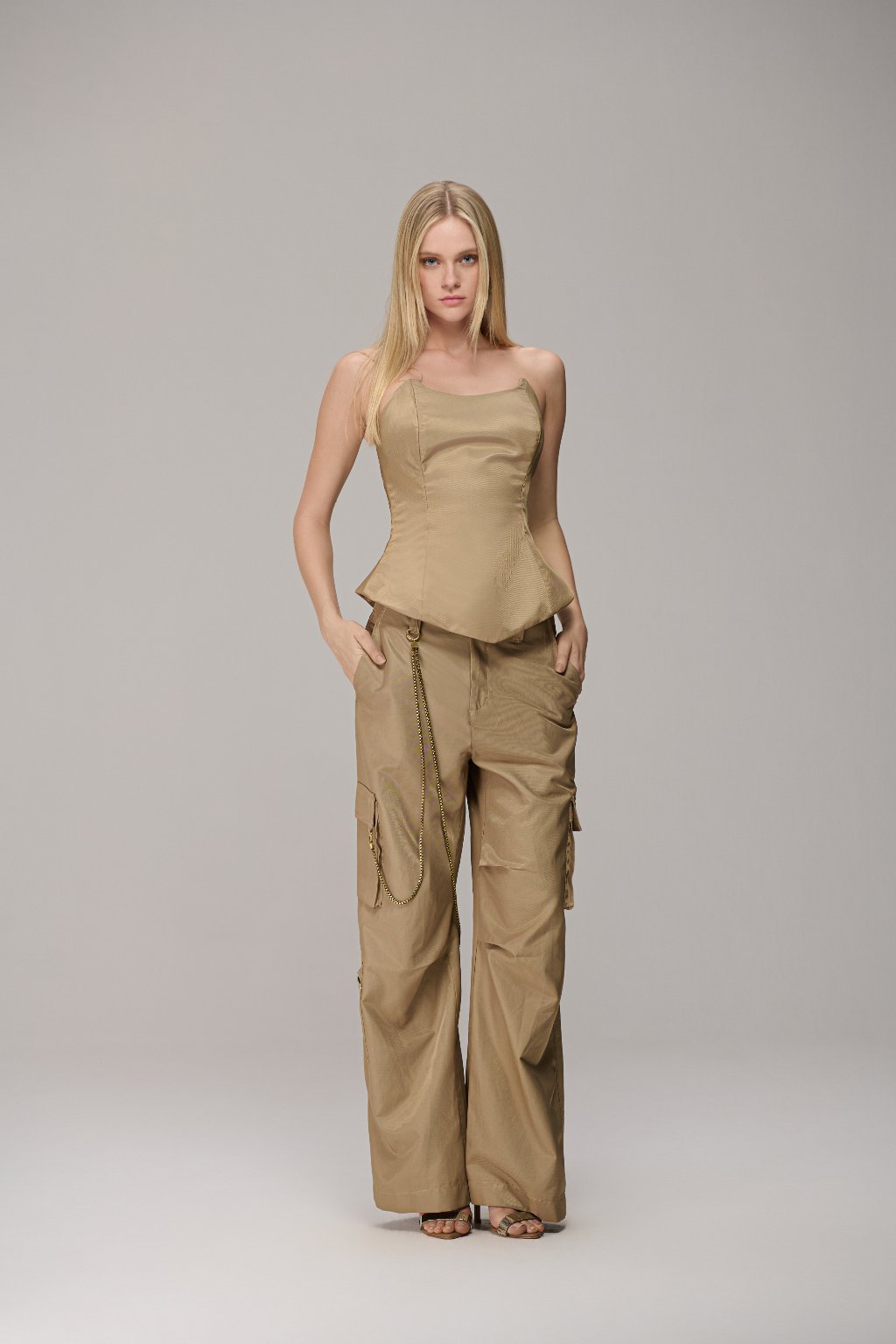 CALÇA CARGO COM BOLSOS E CORRENTES LATERAIS CINTO LARGO