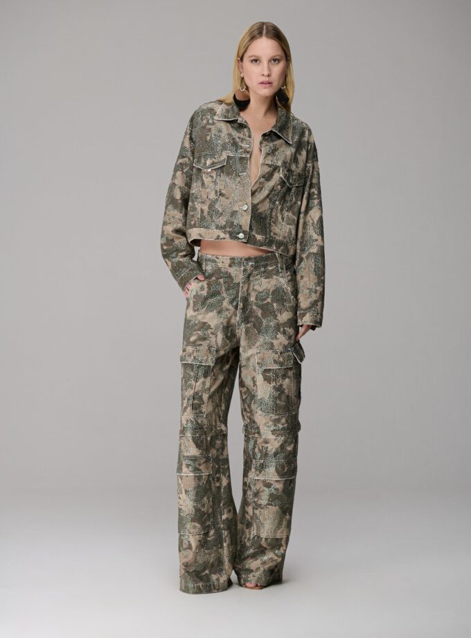 CALÇA CARGO CAMUFLAGE COM STRASS