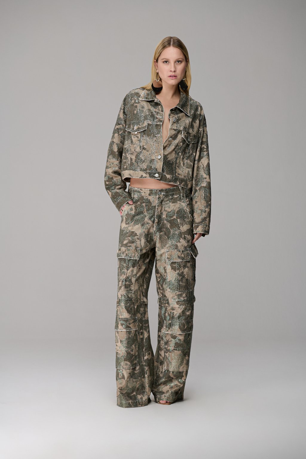 CALÇA CARGO CAMUFLAGE COM STRASS