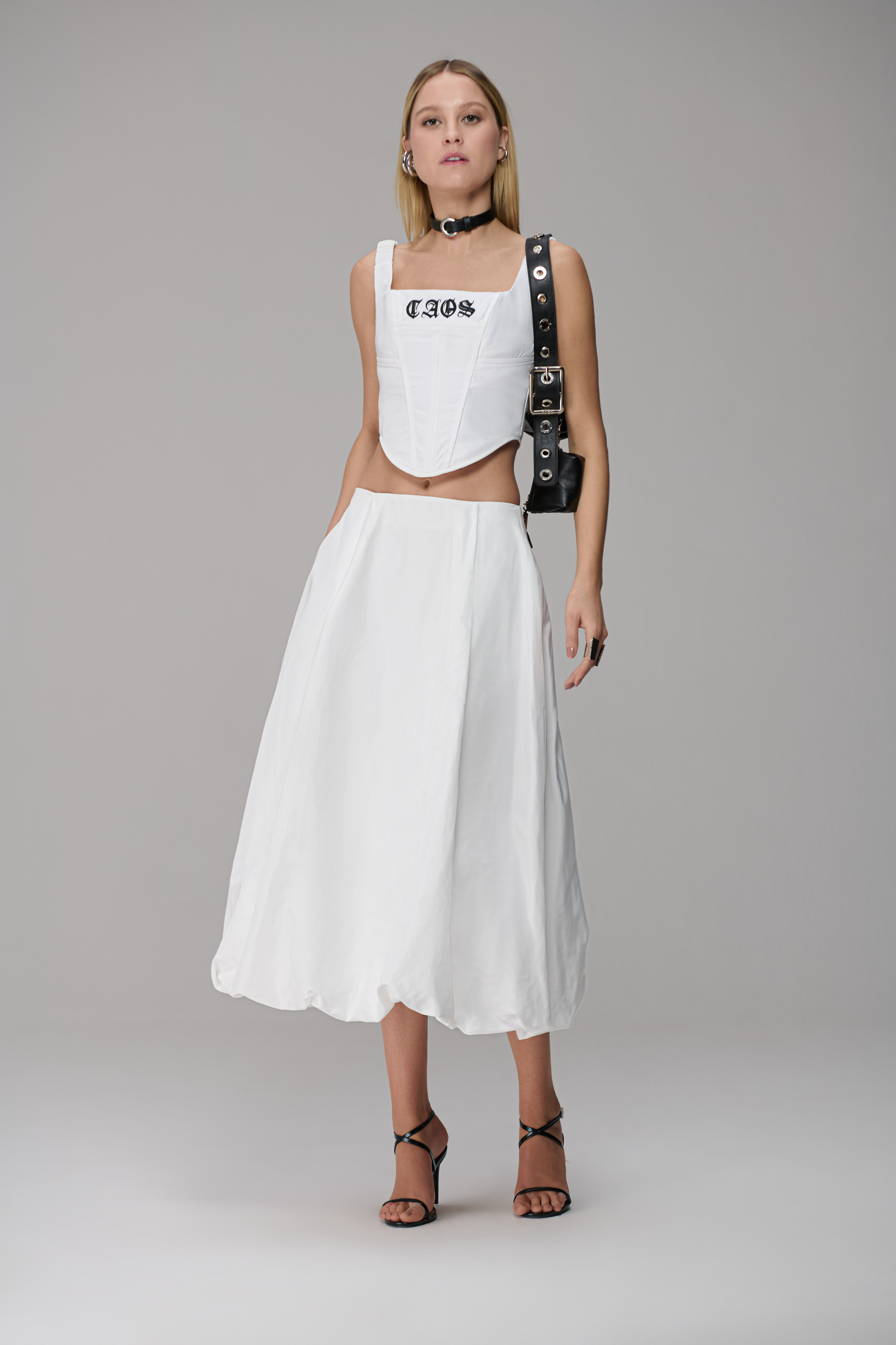 CORSELET COM ALCAS BORDADO GOTICO